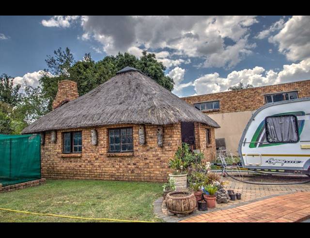 3 BEDROOM HOUSE FOR SALE IN KEMPTON PARK AH
